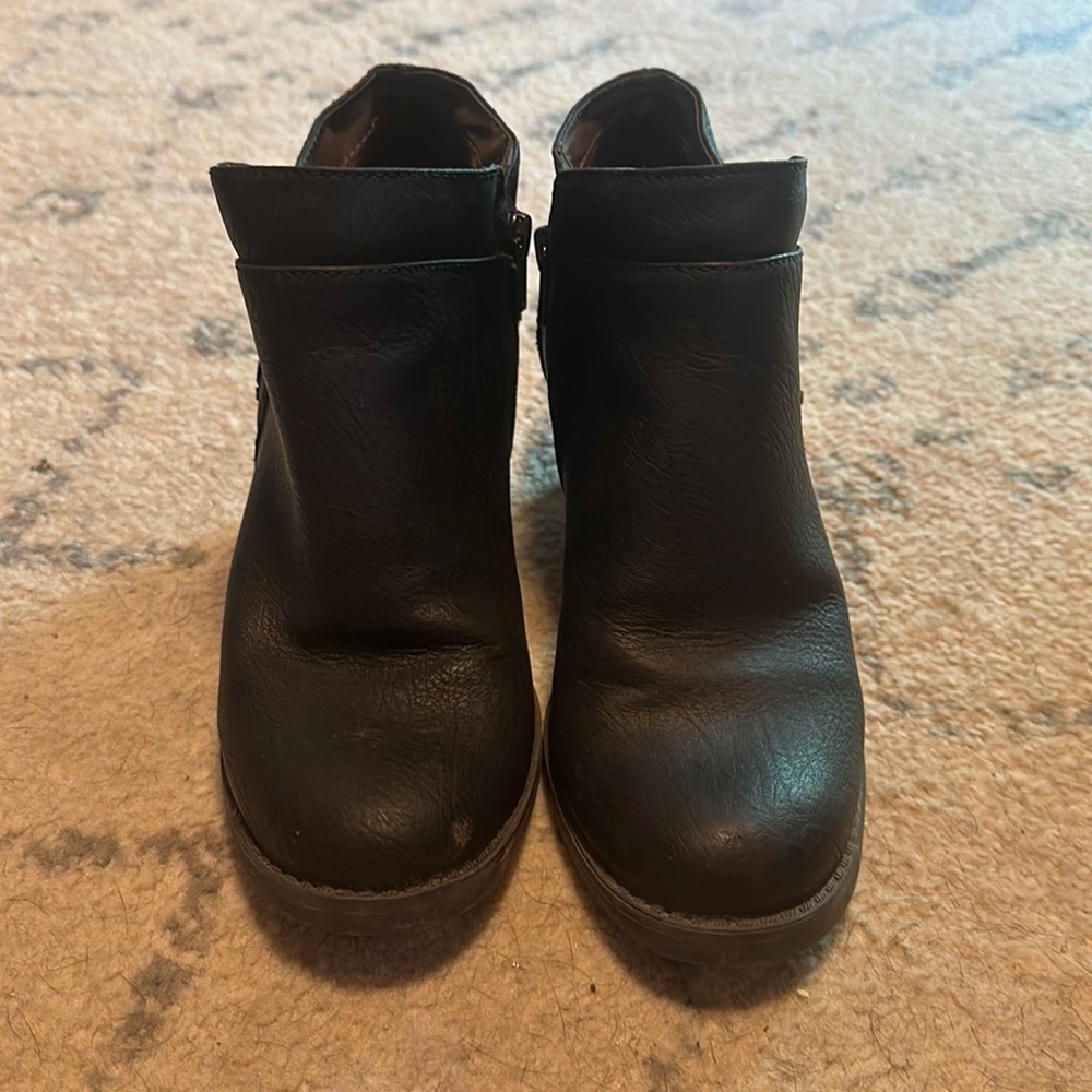 NaturalSoul zip-up ankle boots. Size 7